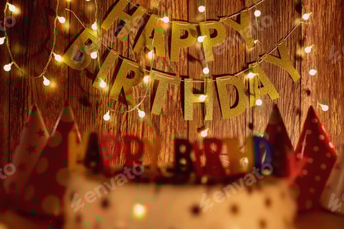 Visualização: Bolo de feliz aniversário no fundo de guirlandas e letras