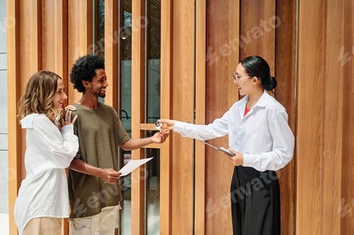 Preview: Real estate agent with a young couple