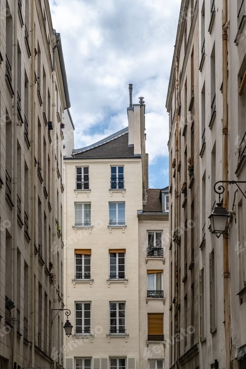 Preview: Paris, beautiful building in the Marais