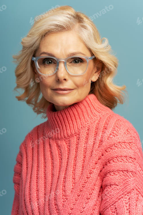 Preview: Confident mature business woman wearing stylish eyeglasses looking at camera isolated on background