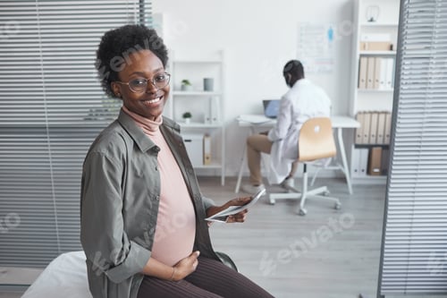 Preview: Pregnant woman at clinic