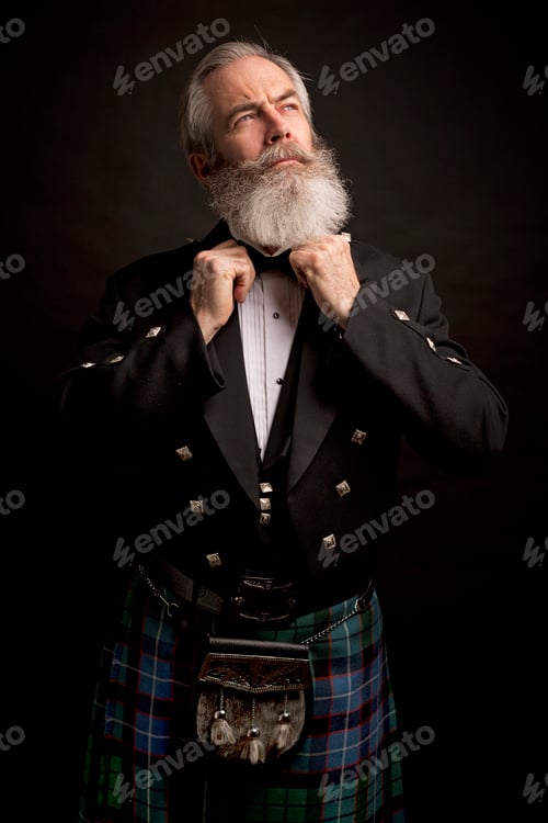 Preview: mature male model wearing kilt with grey hairstyle and beard