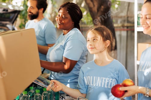 Preview: Food donations by volunteers