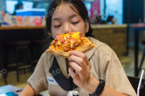 Preview: Asian children eat pizza