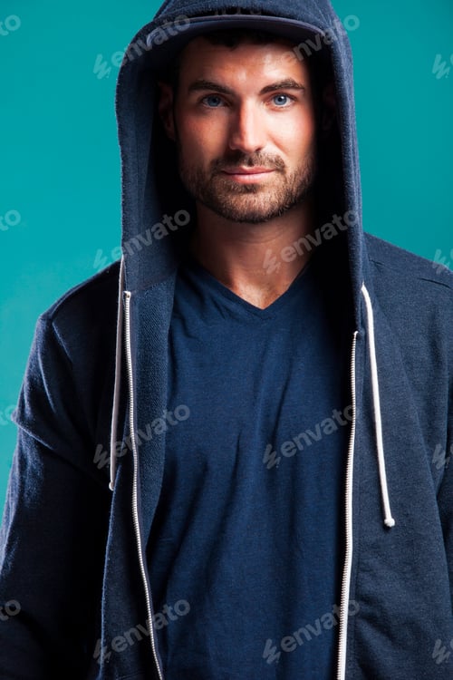 Preview: Stylish man in hoodie looking at camera