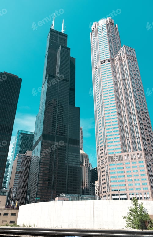 Preview: Big Building On A Street On Chicago Downtown