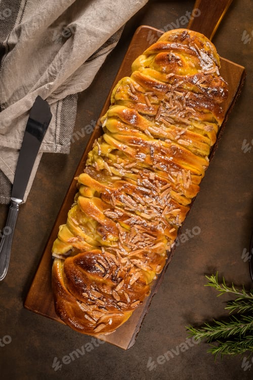 Preview: Christmas braided cinnamon cake