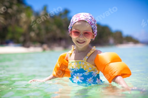 Preview: Adorable little girl in the sea have fun