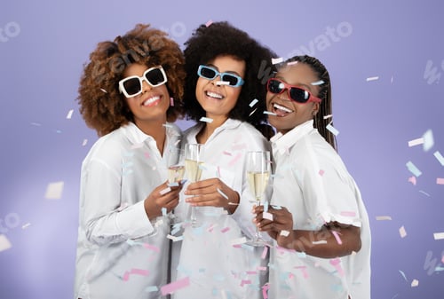 Preview: Joyful Black Women In Sunglasses Clinking Glasses On Purple Background