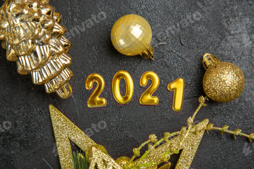 Visualização: vista superior, escrita com brinquedos de árvore de natal em cor de fundo cinza, foto de ano novo, feriado