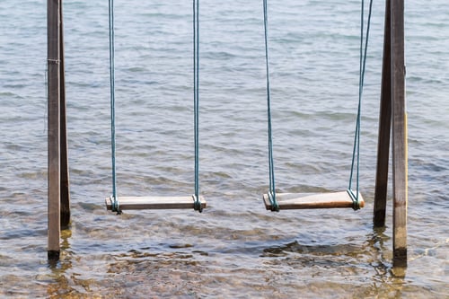 Preview: Swing above the sea on the beach