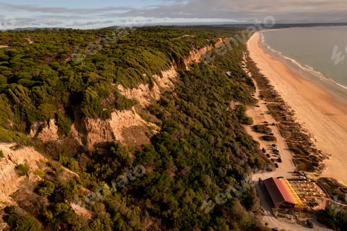 Vista previa: Picturesque view of seashore near sea in sunset
