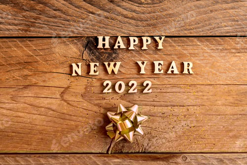 Visualização: Feliz ano novo 2022 inscrição feita com letras de madeira decoradas com arcos dourados festivos em madeira