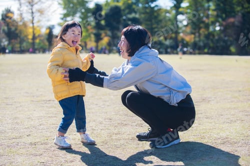 Preview: Japanese family in a park