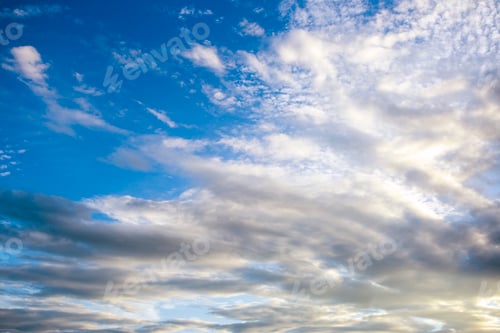 Vorschau: Sonnenaufgang und Sonnenuntergang, Himmel mit Wolken an einem bewölkten Tag.
