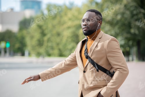 Visualização: Jovem empresário africano pegando táxi na rua