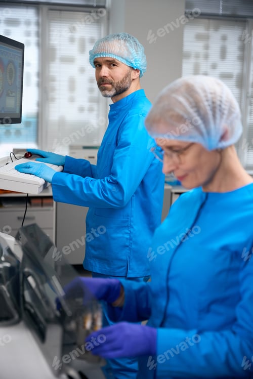 Preview: Laboratory employees use high-tech equipment in their work