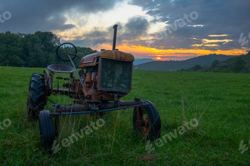 Preview: Sunrise on the farm in the Appalachian mountains