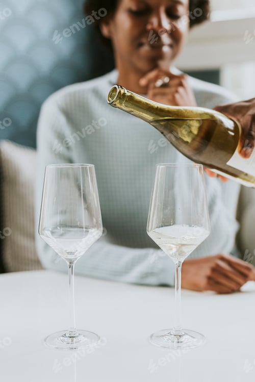 Preview: Bottle of white wine