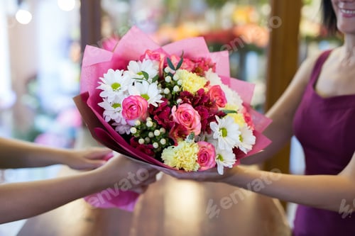 Preview: florist will give the client a beautiful flower bouquet