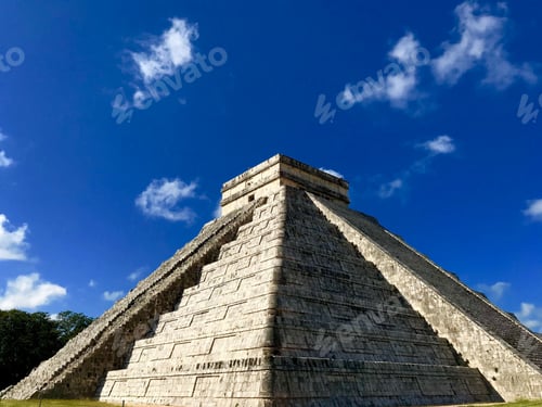 Preview: Temple of Kukulcan, El Castillo. Chichen Itza, Mexico.