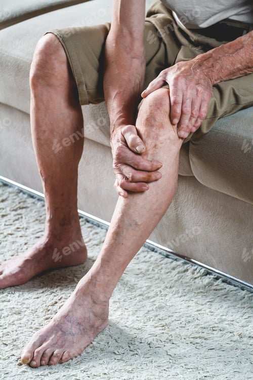 Preview: Pain in the legs and knees of an elderly senior