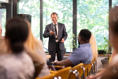 Visualização: Imagem Cinematográfico de uma reunião de conferência.