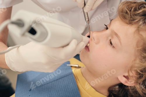 Preview: Dentist scanning teeth of boy