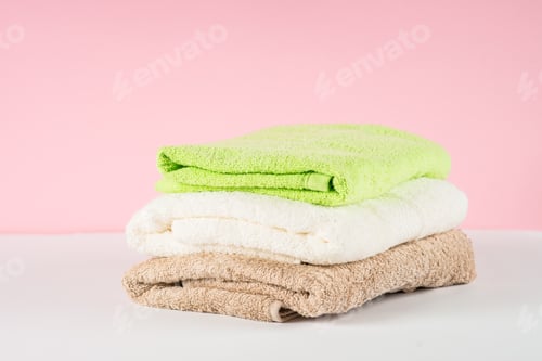 Preview: Bath towels at the table.