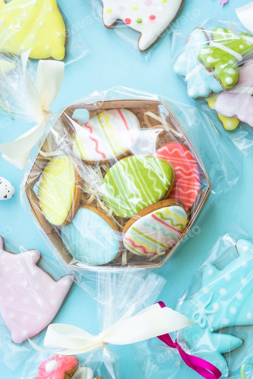 Preview: Easter gingerbread cookies top view on blue,