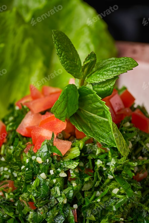 Preview: Close-up of Syrian tabbouleh with lettuce, parsley, tomato and lemon