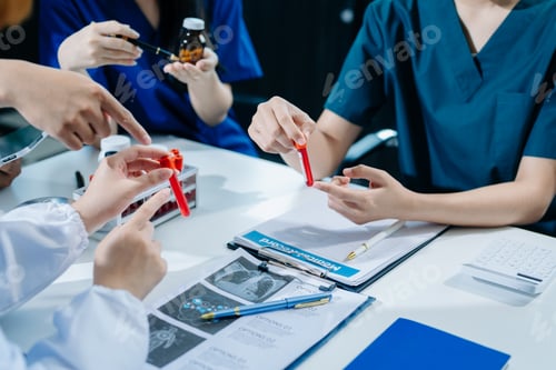 Visualização: Conceito de reunião de equipe de rede de tecnologia médica. Mão de médico trabalhando com telefone inteligente digital moderno