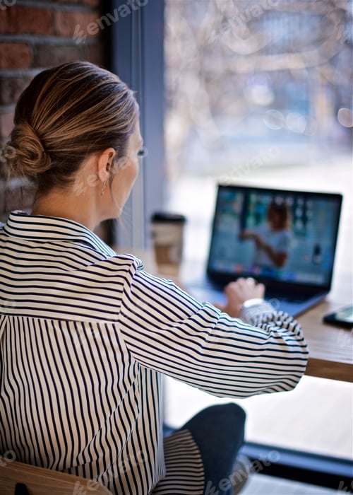 Preview: A girl works on computer in the cafe