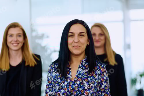 Visualização: Grupo de empresárias em ambiente de escritório moderno.