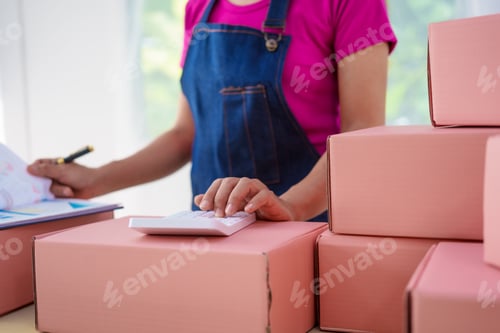 Preview: A woman in overalls sells products online, inspects parcels, takes customer orders, works at a desk
