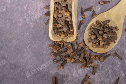 Preview: dry clove seeds in a wooden spoon