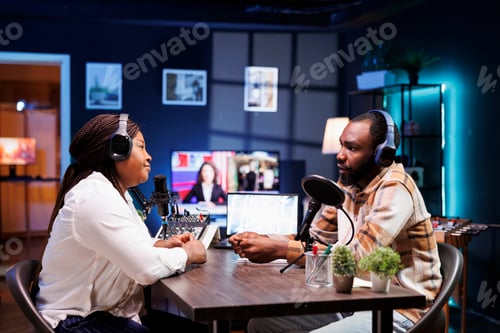 Preview: Man and woman chatting in internet show