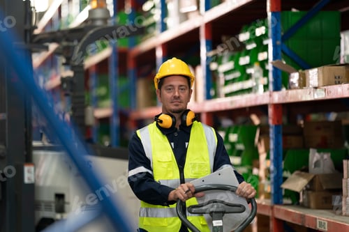 Preview: Warehouse workers checking the inventory.