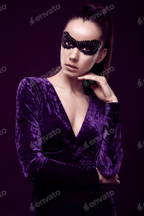 Visualização: Portrait Of Charming Elegant Brunette Woman In Beautiful Purple Dress And Sequins Mask Posing On