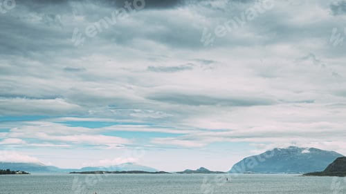 Vorschau: Alesundinseln, Norwegen. Blick auf Valderoy oder Valderoya Island und Ellingsoya oder Ellingsoy Island
In