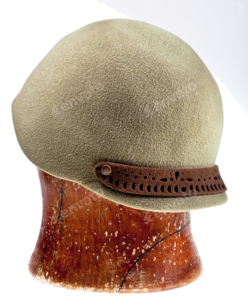 Preview: felt green soft cap on wooden block