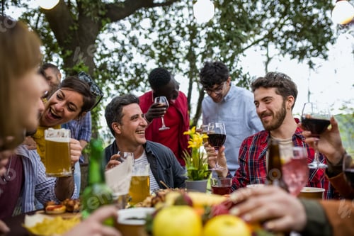 Visualização: festa de feliz aniversário com família multicultural