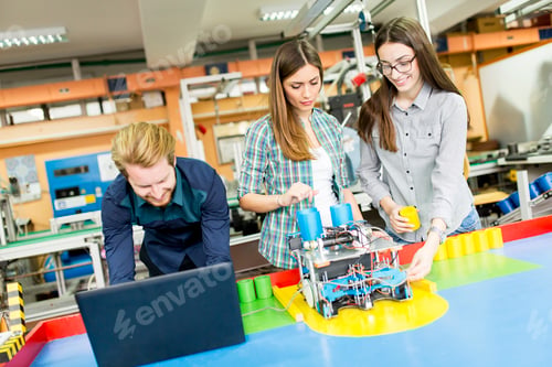 Preview: Young people in the robotics classroom