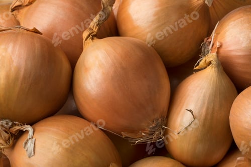 Preview: Fresh raw yellow onions close up