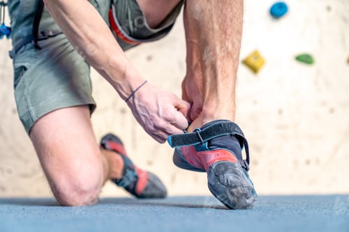 Preview: climbing shoes of an athlete in a climbing center