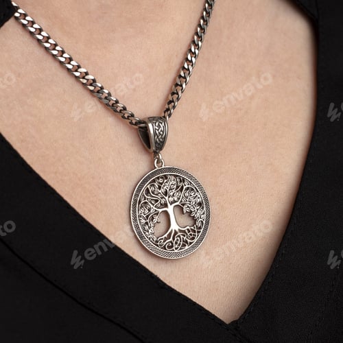 Visualização: Uma mulher usa elegantemente um colar de prata com uma árvore da vida