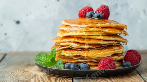 Preview: Delicious pancakes, with fresh berries and honey