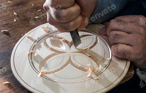 Preview: Woodcarver makes threaded plate