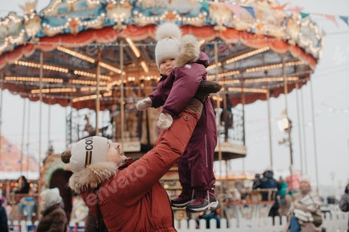 Preview: Father with baby girl in Christmas market