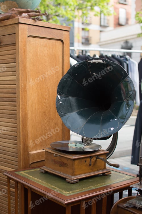 Preview: vintage gramophone with vinyl disc in a flea market.